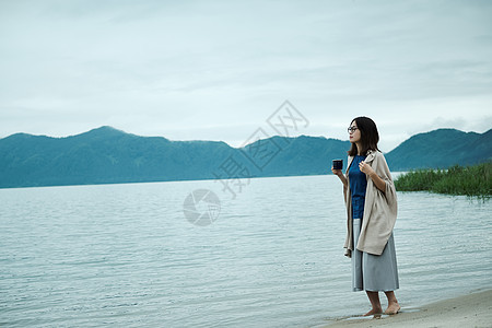 复制空间肖像室外女背包客湖边茶时间图片