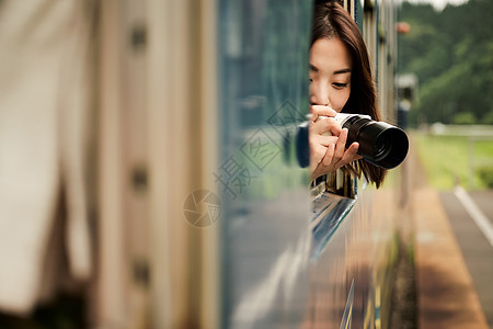 女孩孤旅旅游从车窗采取的女背包徒步旅行者图片