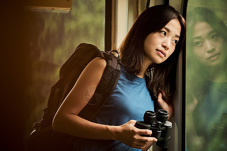 高兴少女电气列车火车的女背包徒步旅行者图片