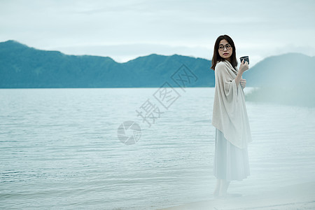 湖泊东北地区少女女背包客湖边茶时间图片