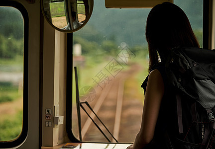 高兴青年少女火车的女背包徒步旅行者图片