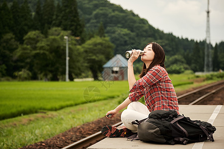 旅游笑容火车站女人背包客站回家图片