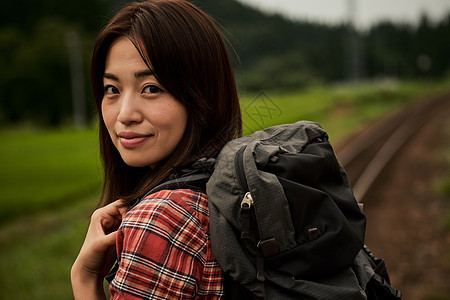 户外背着背包旅行的年轻女性图片