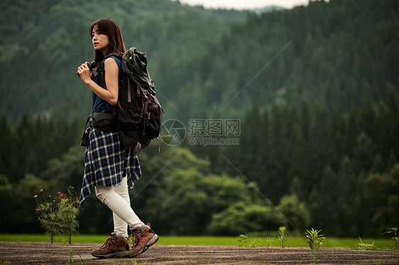 户外旅行的背包客图片