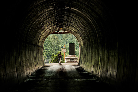隧道尽头远足旅行的背包客图片素材