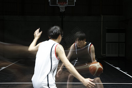 球赛打篮球运球的青年男子图片