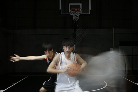 篮球场打篮球的篮球运动员图片