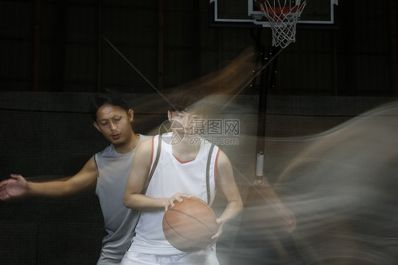 球场上篮球运球的成年男子图片