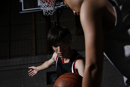 室内篮球馆打篮球的青年图片