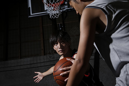 室内篮球馆打篮球的青年男子图片