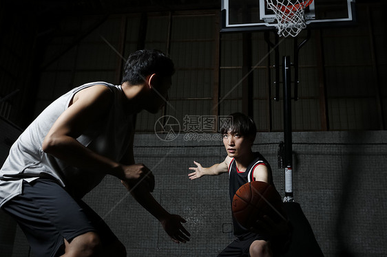 篮球场打篮球的成年男子图片