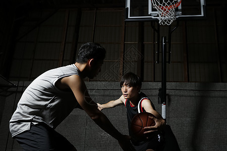 室内篮球馆打篮球的职业球员图片