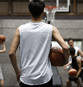 一个人抱着篮球背影图图片