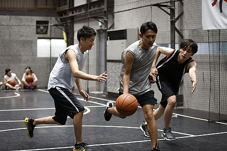 篮球场打篮球的运动青年图片