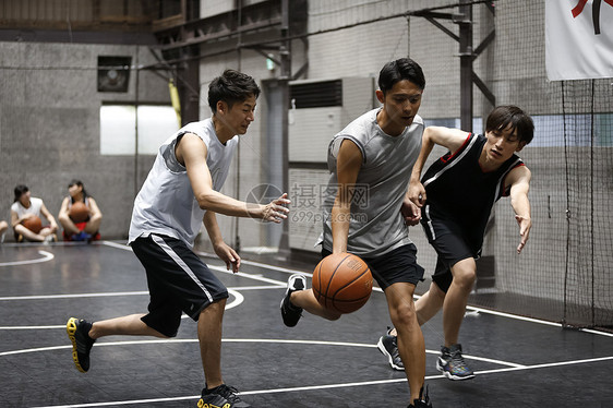 篮球场打篮球的运动青年图片