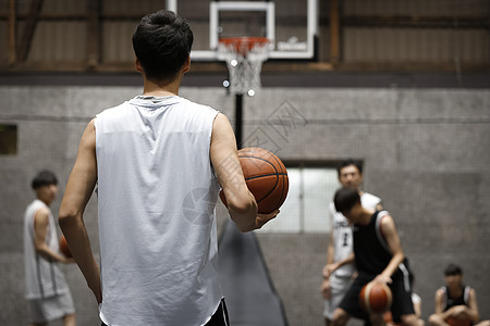 教练复数船长男子打篮球图片