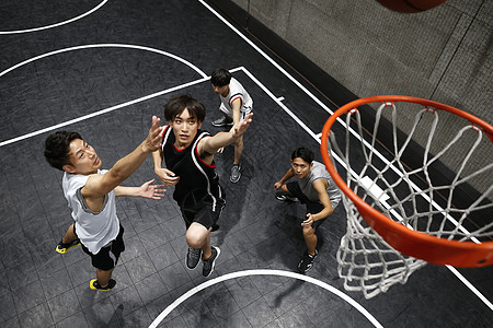 在体育馆打篮球的年轻人图片