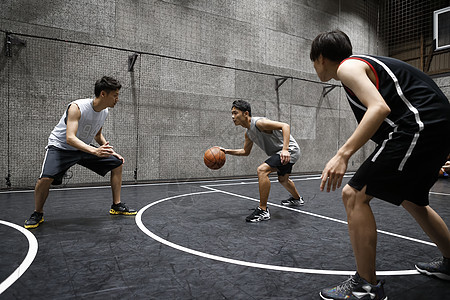 运动馆打篮球运球的人图片
