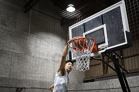 努力投篮的篮球运动员图片