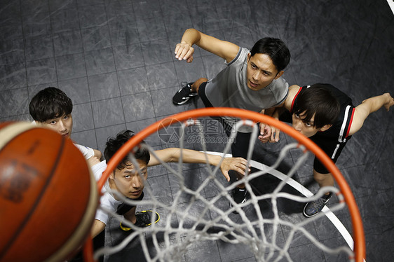 进行篮球训练的大学生图片