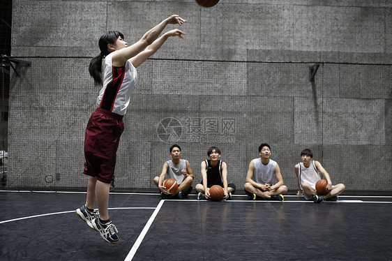 进行篮球训练的大学生图片