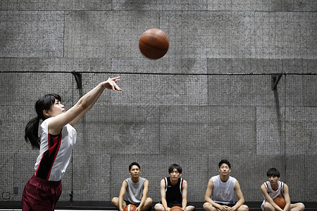 进行篮球训练的大学生图片