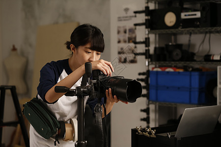 摄影工作室摄影助理图片素材
