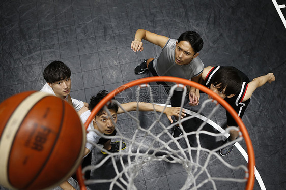 大学生在体育馆打篮球图片
