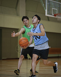 室内打篮球的青年男性图片