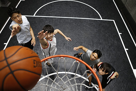 篮球馆穿着运动服打篮球的青年男子图片