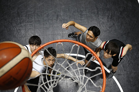 篮球馆打篮球的成年男人图片