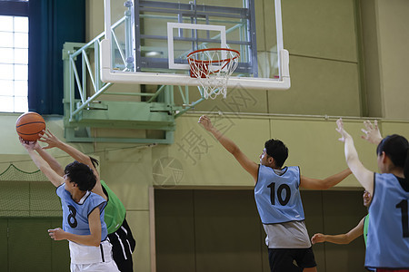 室内篮球馆打比赛的大学生图片