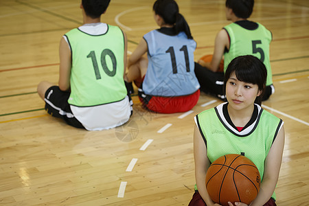 拿着篮球的年轻女性图片