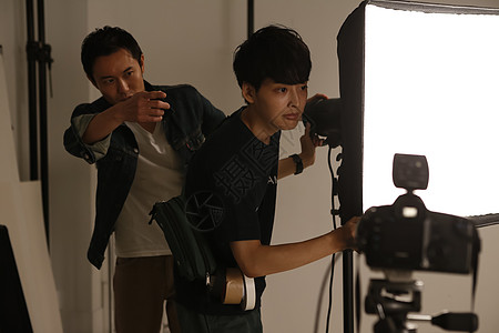 日本霓虹灯棚内拍摄知道助理打光的摄影师背景