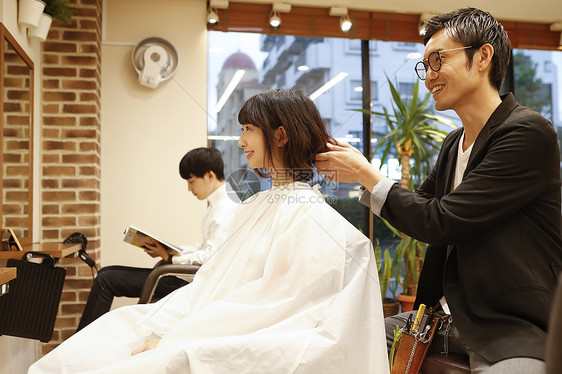 美容院与顾客谈话的美发师图片