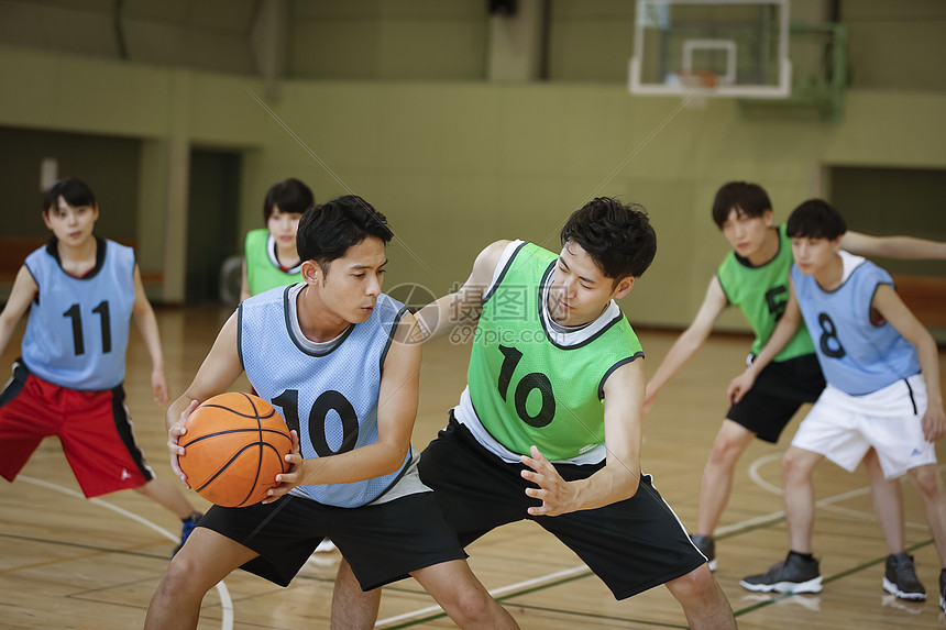 篮球练习赛的青年男女图片