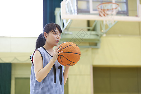 正在进行篮球练习的大学生图片