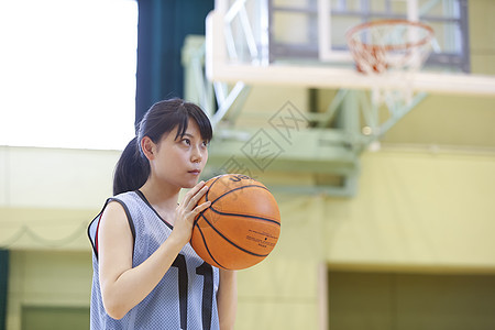 打篮球的女人图片