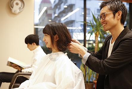 美发师给顾客剪头发图片