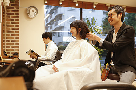 美发师给顾客设计发型图片