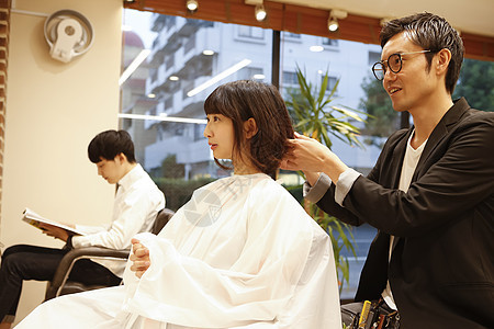 美发师给顾客设计发型图片