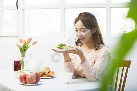 捧着沙拉开心的成年女性图片