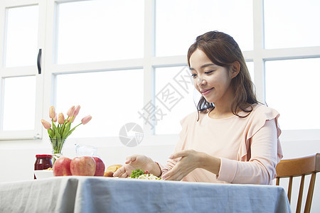 用餐开心的年轻女性图片