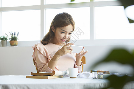 年轻女子享受早餐图片