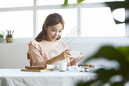 年轻女子手机拍照图片