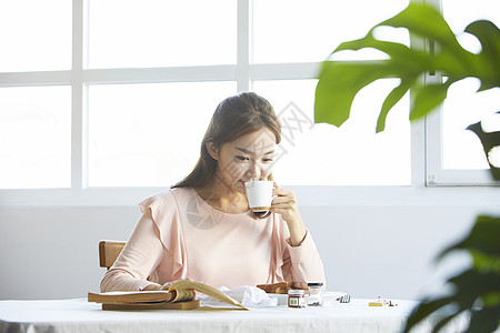 年轻女子咖啡馆享受早午餐图片