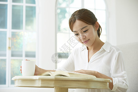 居家阅读放松的女青年图片