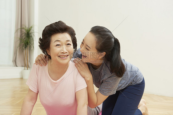 指导母亲居家运动的女儿图片