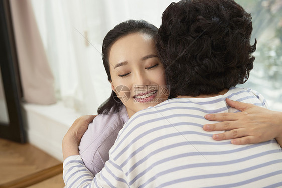 一起拥抱的幸福妈妈和女儿图片