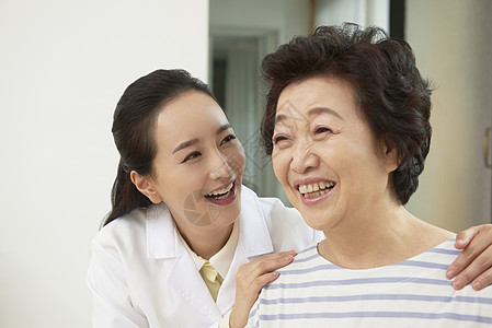 上门看诊的女医生图片